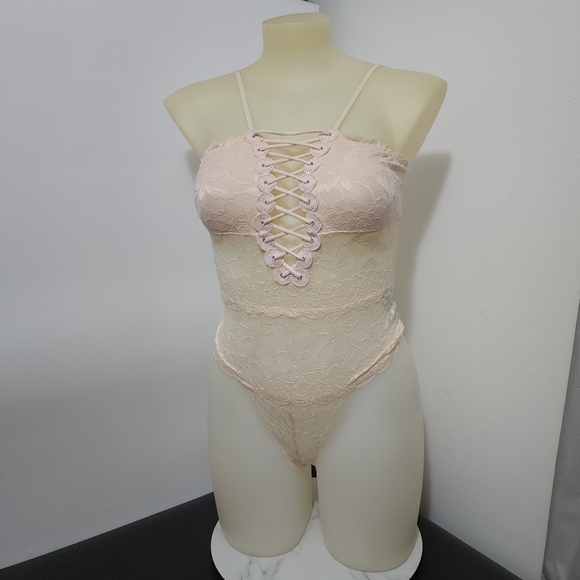 NWOT Aus L Guess Pink Cream Lace Lace Up Bodysuit - Picture 2 of 13